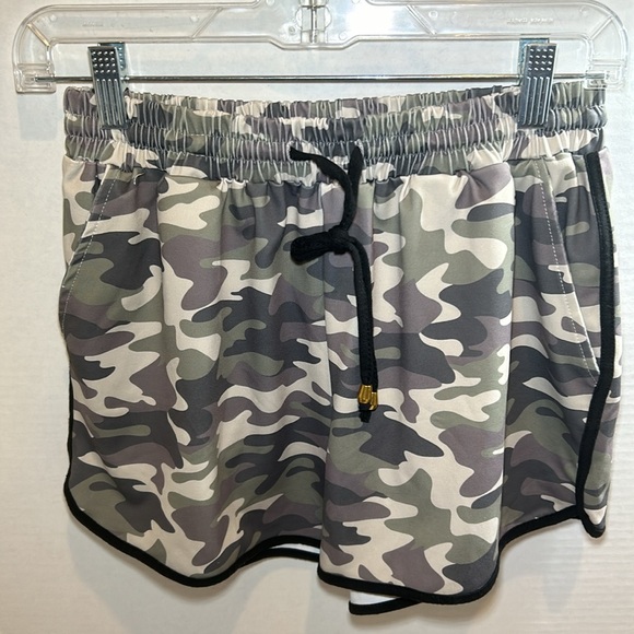 Jess Lea elastic waist cammo casual shorts with pockets. Piped in black with tie - Picture 2 of 6